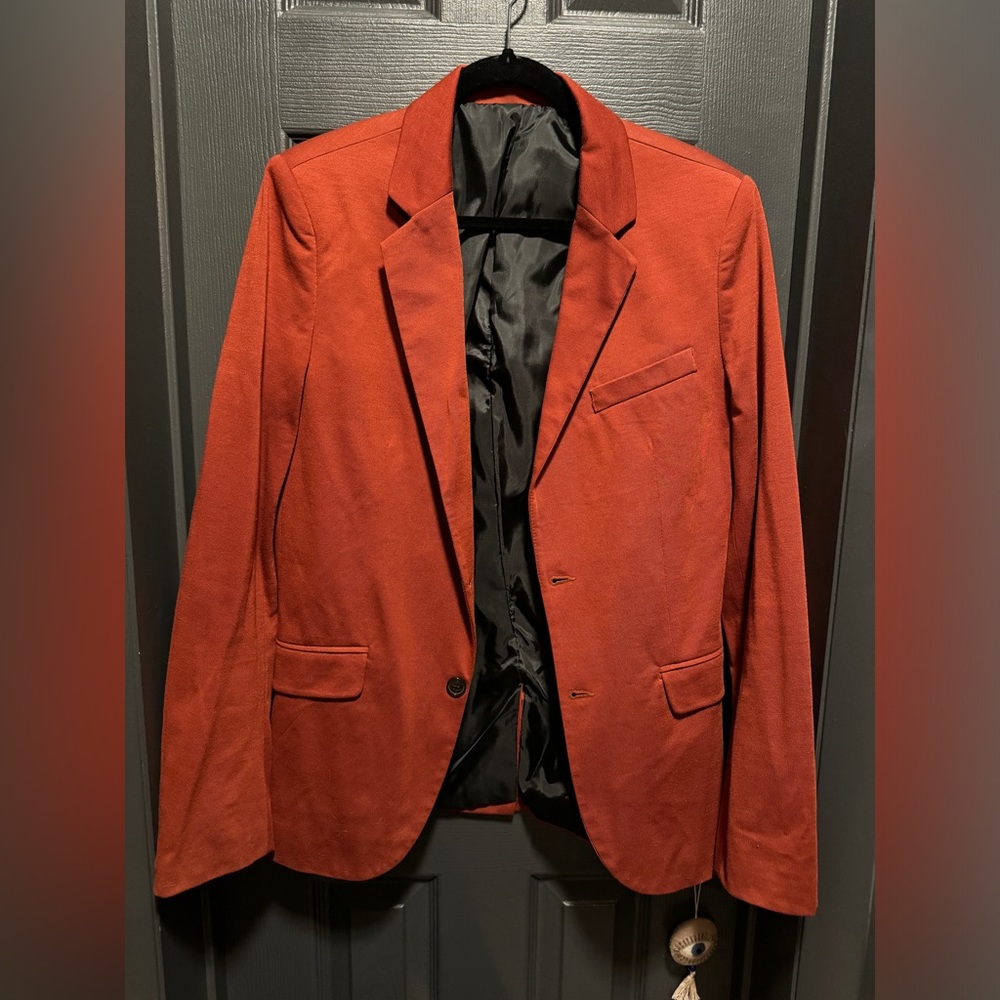 Zara men’s blazer says large 40 but fits like 38 jacket.  Tailored fit